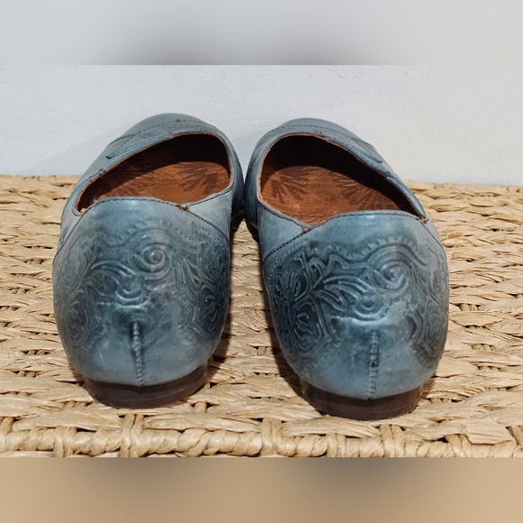 BORN Teal Blue Tooled Leather with Floral Design Flats Size 7 - Picture 4 of 11